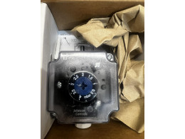 Johnson Control P233A-4-AAC. Gas Pressure diffence switch.New