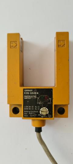 OMRON E3S-GS3E4. Фотоелектричний датчик рифленого типу. Вживаний